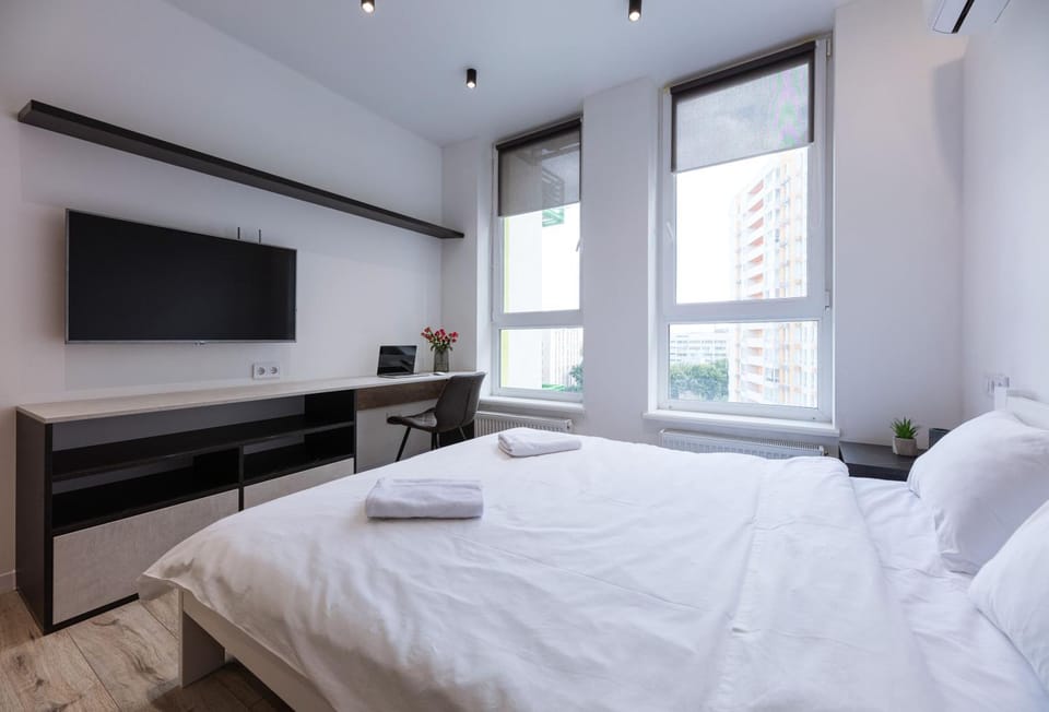 Bed, TV and multimedia, Photo of the whole room, Bedroom, towels
