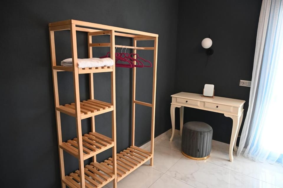 Photo of the whole room, Bedroom, wardrobe