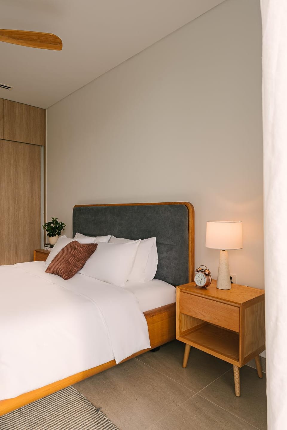 Photo of the whole room, Bedroom, wardrobe