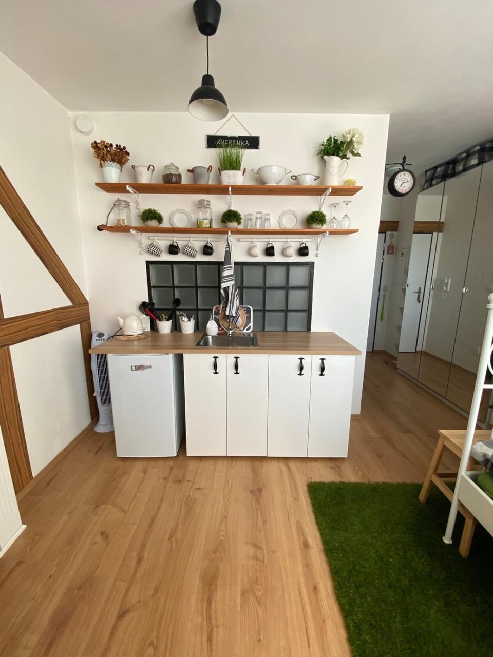 Coffee/tea facilities, Kitchen or kitchenette, microwave, stove