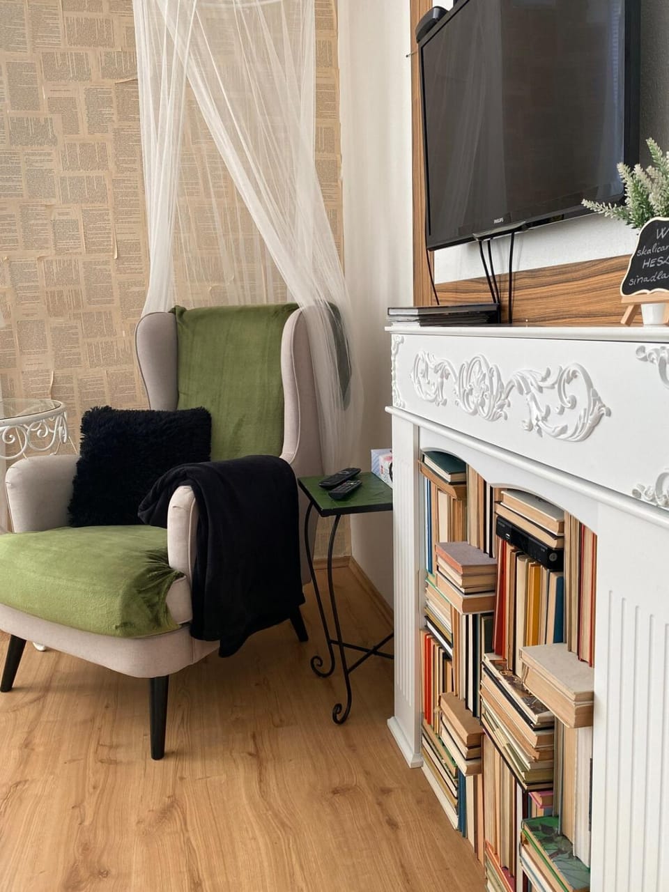 Living room, Seating area, Evening entertainment