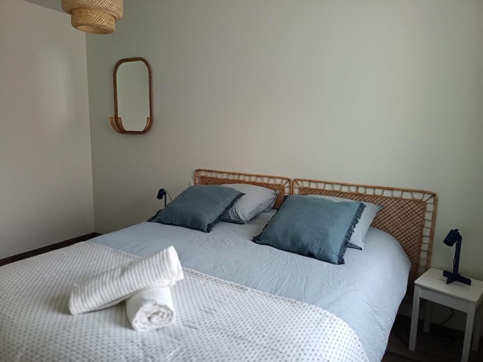 Bed, Photo of the whole room, Bedroom, towels