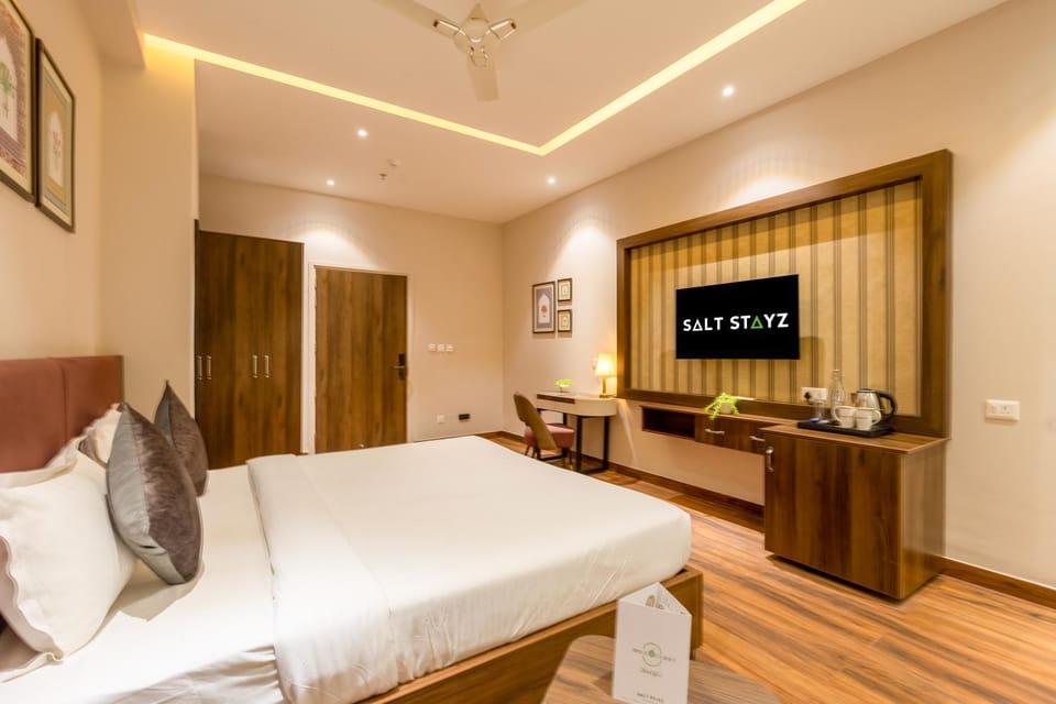 Bed, TV and multimedia, Coffee/tea facilities, Photo of the whole room, Decorative detail, Seating area, Bedroom, wardrobe