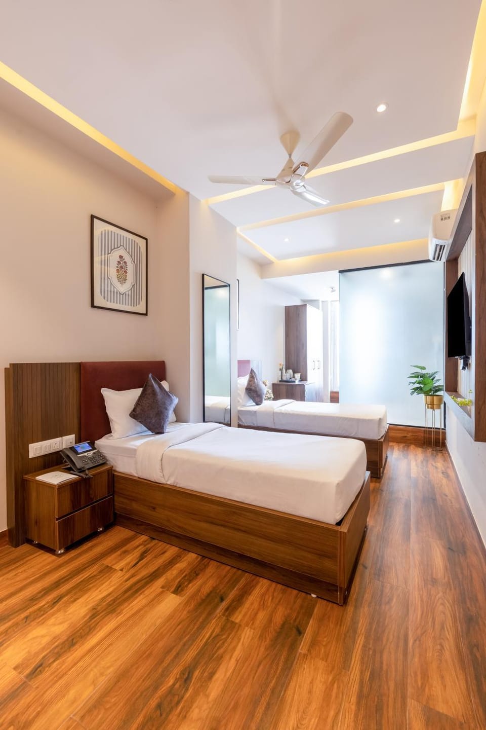Bed, TV and multimedia, Photo of the whole room, Decorative detail, Bedroom, air conditioner