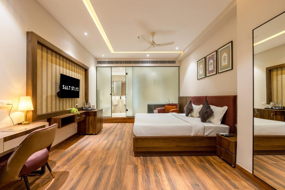 Bed, TV and multimedia, Coffee/tea facilities, Photo of the whole room, Decorative detail, Bedroom, air conditioner