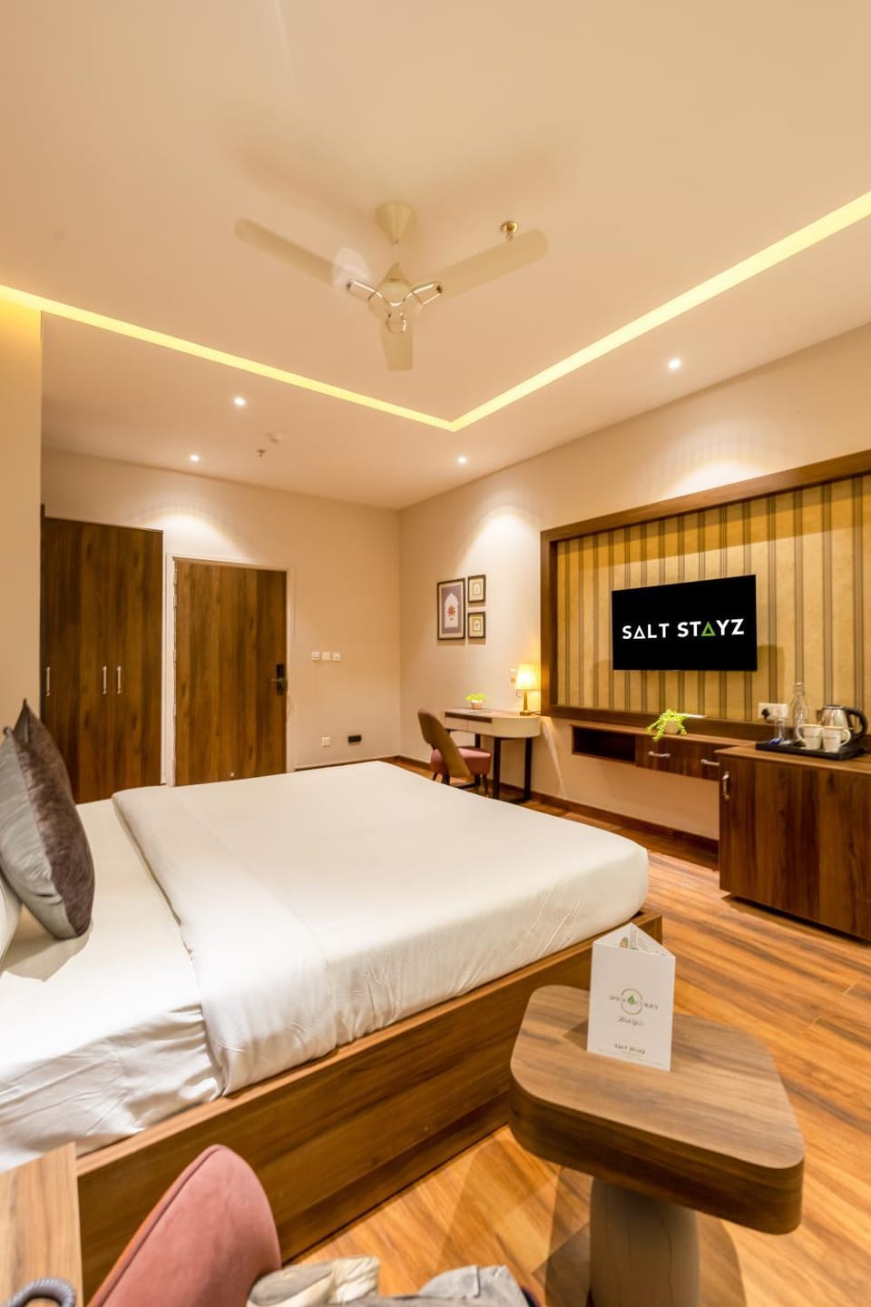 Bed, TV and multimedia, Coffee/tea facilities, Photo of the whole room, Decorative detail, Seating area, Bedroom, wardrobe