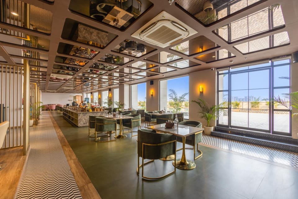 Restaurant/places to eat, Seating area, air conditioner