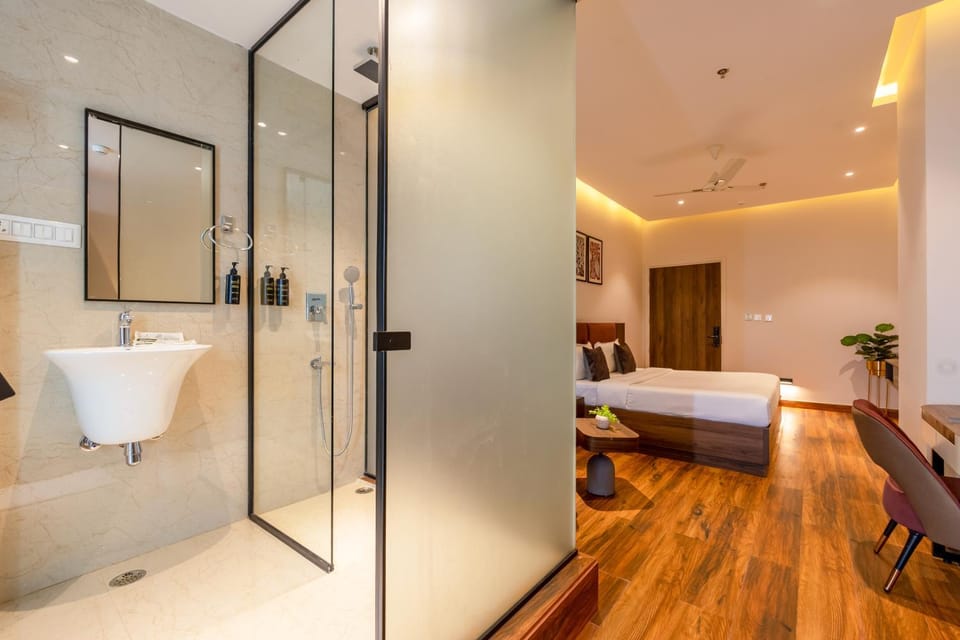 Shower, Toilet, Bed, Bathroom, Photo of the whole room, Bedroom, towels