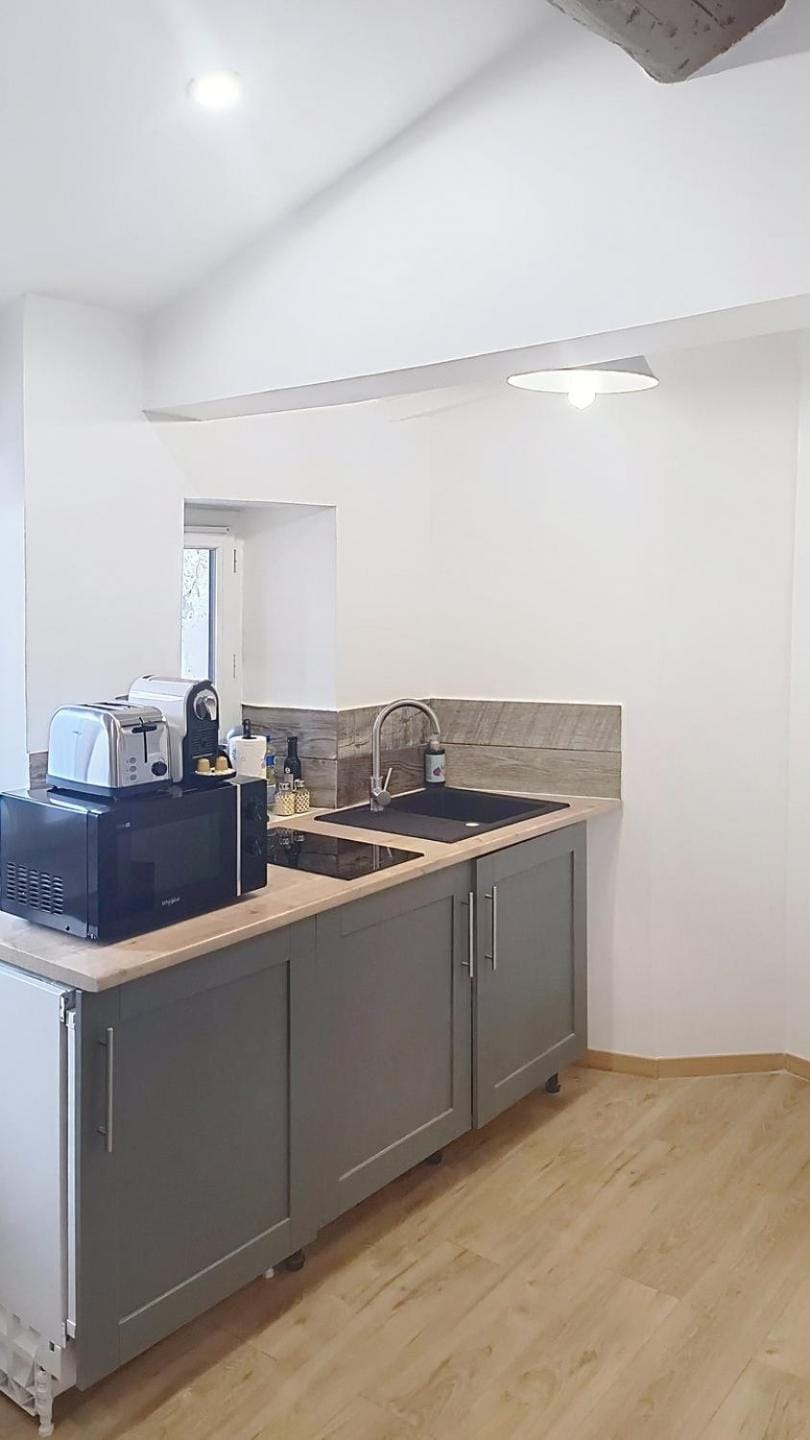 Coffee/tea facilities, Kitchen or kitchenette, stove