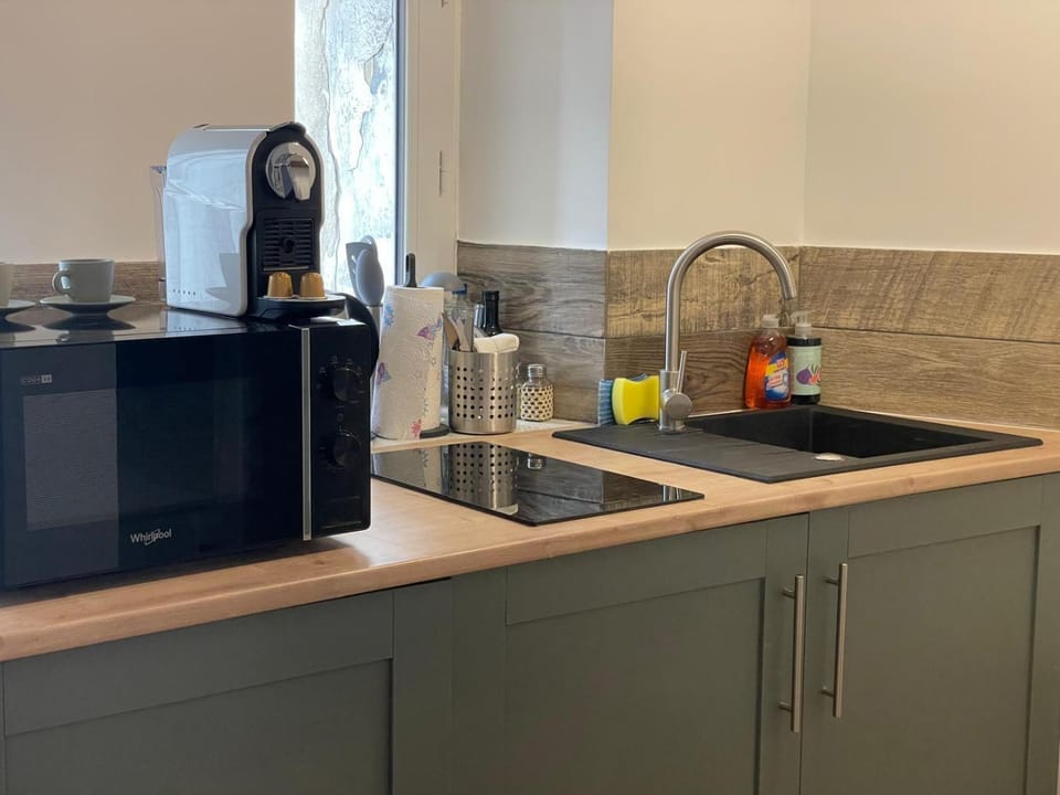Coffee/tea facilities, Kitchen or kitchenette, microwave, stove, toaster