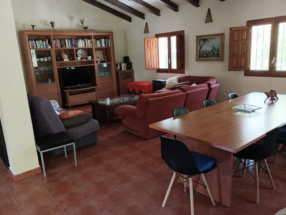 Communal lounge/ TV room, Library, TV and multimedia, Dining area