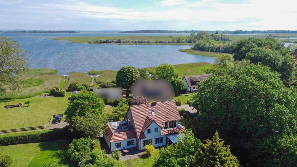 Ferienwohnung - Rügenbrise mit Seeblick mit 3 Bädern, Steg und Paddelboot - alle inklusive Apartment in Mecklenburg-Vorpommern, Germany