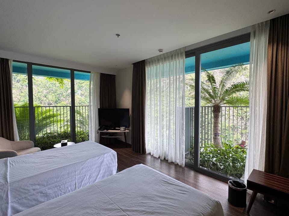 Bed, Natural landscape, TV and multimedia, Photo of the whole room, Bedroom