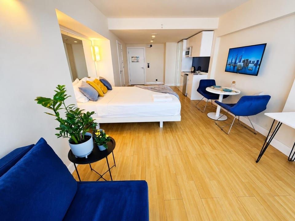 Bed, TV and multimedia, Kitchen or kitchenette, Living room, Photo of the whole room, Seating area, Dining area, Bedroom, hair dresser