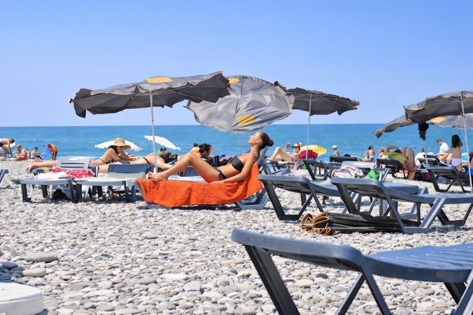 Communal lounge/ TV room, Day, People, Natural landscape, Beach, Evening entertainment, Sea view, group of guests, sunbed