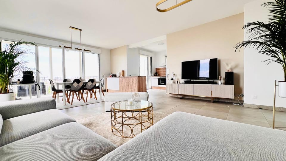 Communal lounge/ TV room, TV and multimedia, Living room, Seating area, Dining area