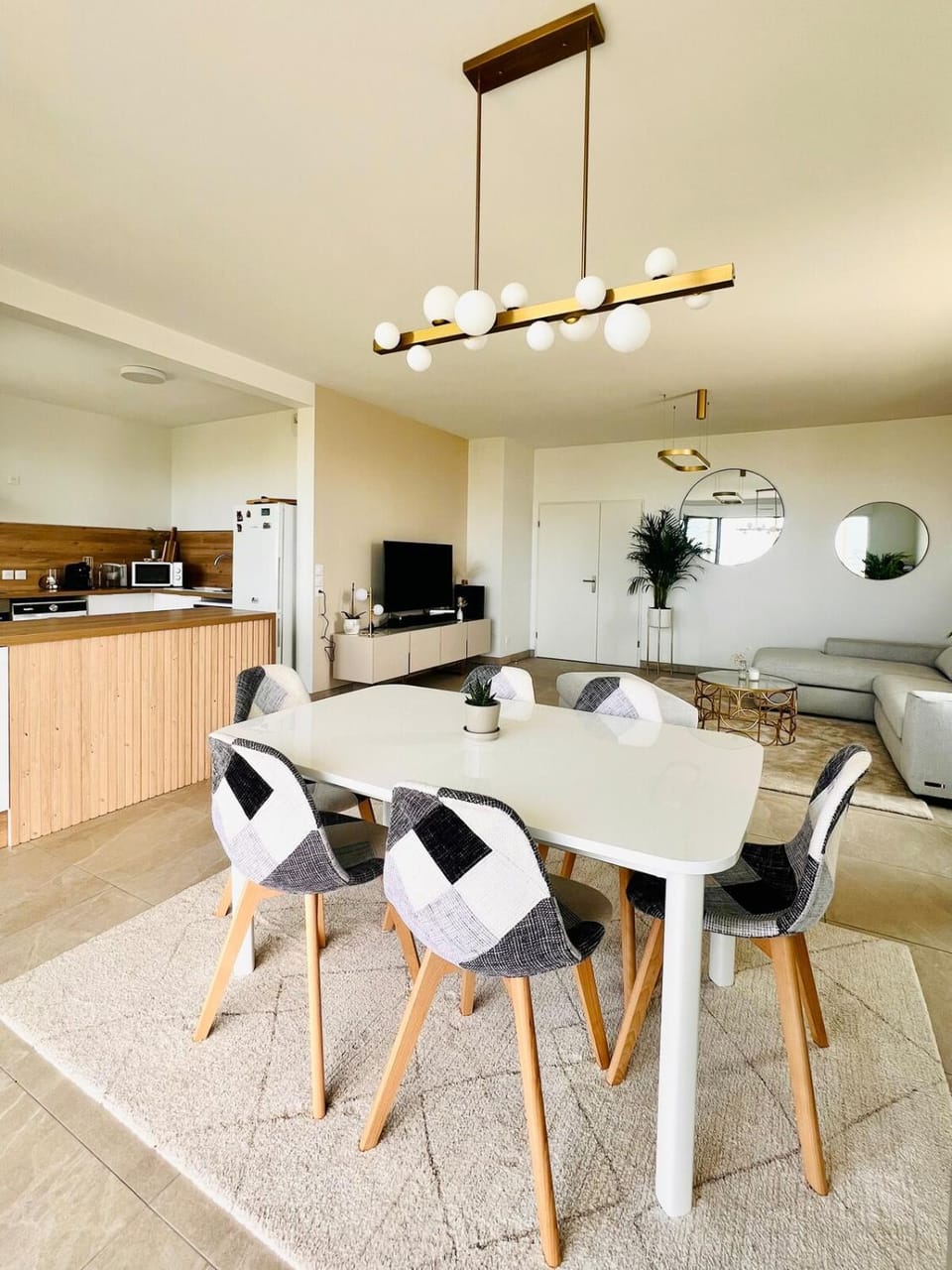 Living room, Seating area, Dining area, stove