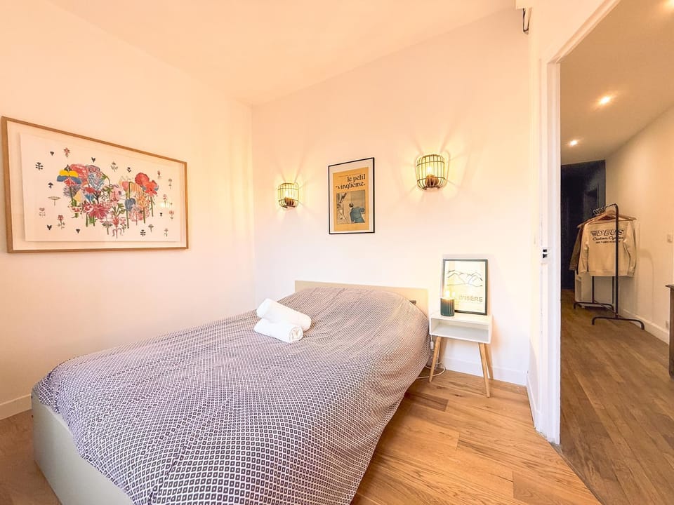 Bed, Photo of the whole room, Bedroom, towels