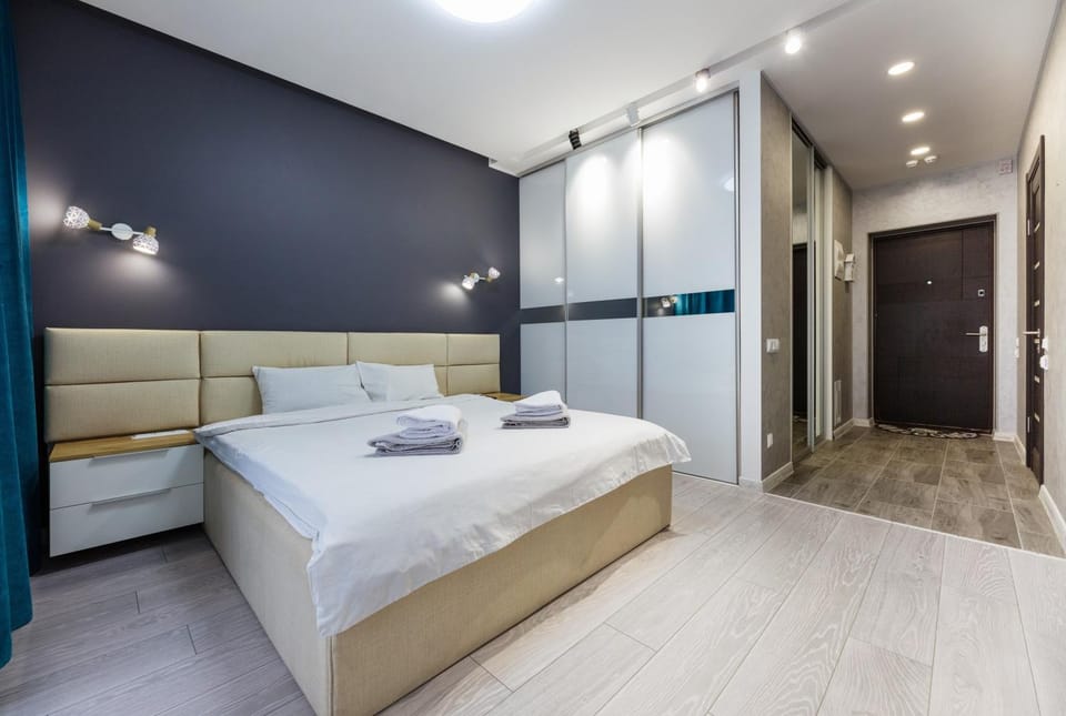 Bed, Photo of the whole room, Seating area, Bedroom, towels