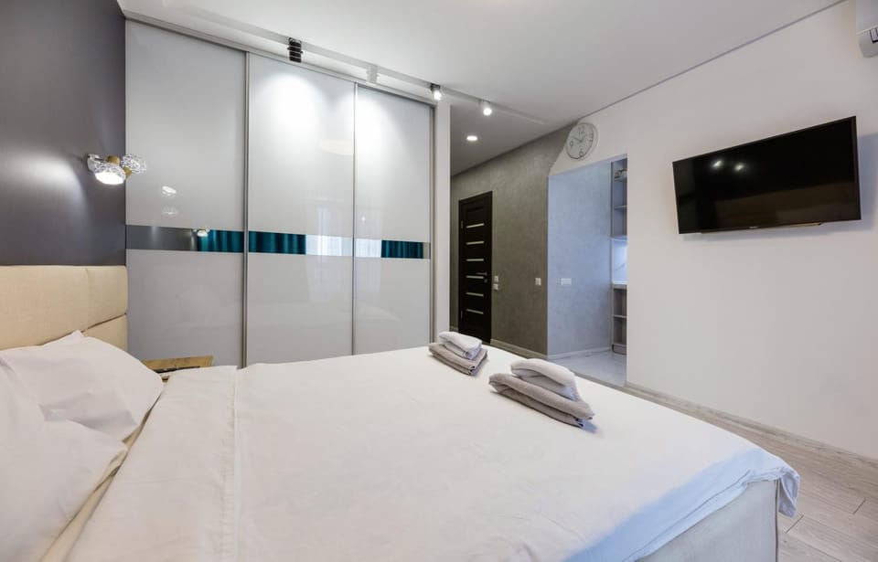 Bed, TV and multimedia, Photo of the whole room, Bedroom, towels, wardrobe