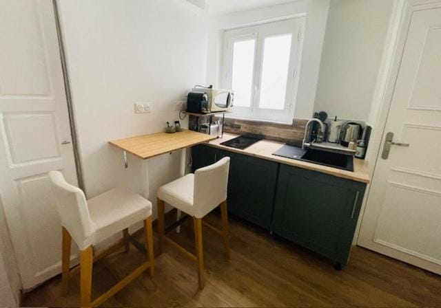 Coffee/tea facilities, Kitchen or kitchenette, Dining area, stove, toaster