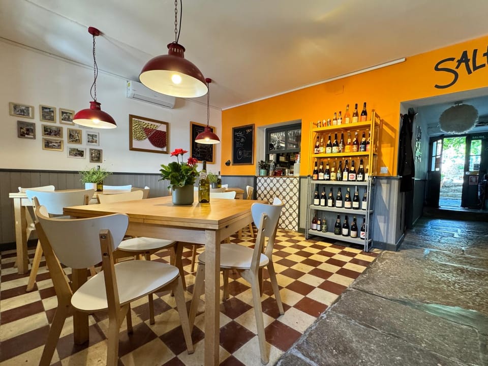 Restaurant/places to eat, Lounge or bar