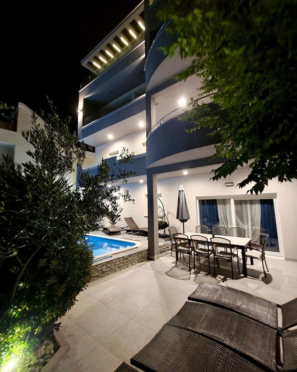 Property building, Night, View (from property/room), Balcony/Terrace, Dining area, Swimming pool, sunbed