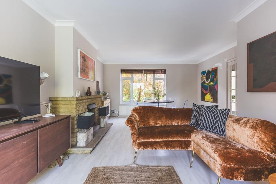 Spacious 3BR Home Huge Garden Free Parking House in Kingston upon Thames