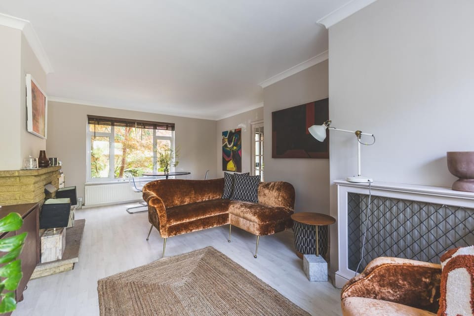 Spacious 3BR Home Huge Garden Free Parking House in Kingston upon Thames