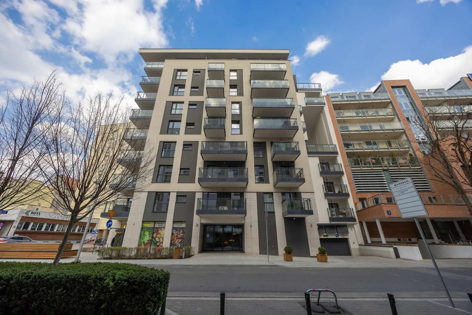 Property building, Day, Neighbourhood, Street view, Location