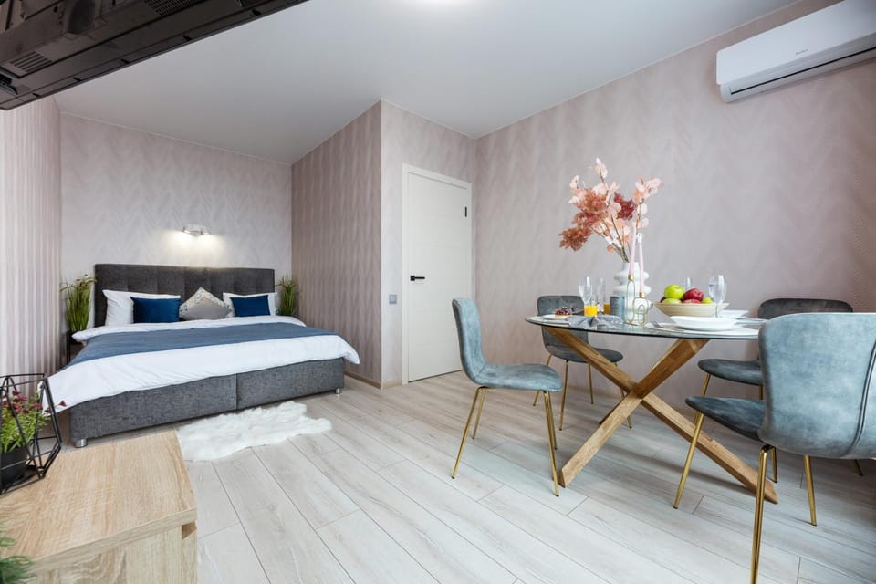 Bed, Photo of the whole room, Seating area, Dining area, Bedroom, air conditioner