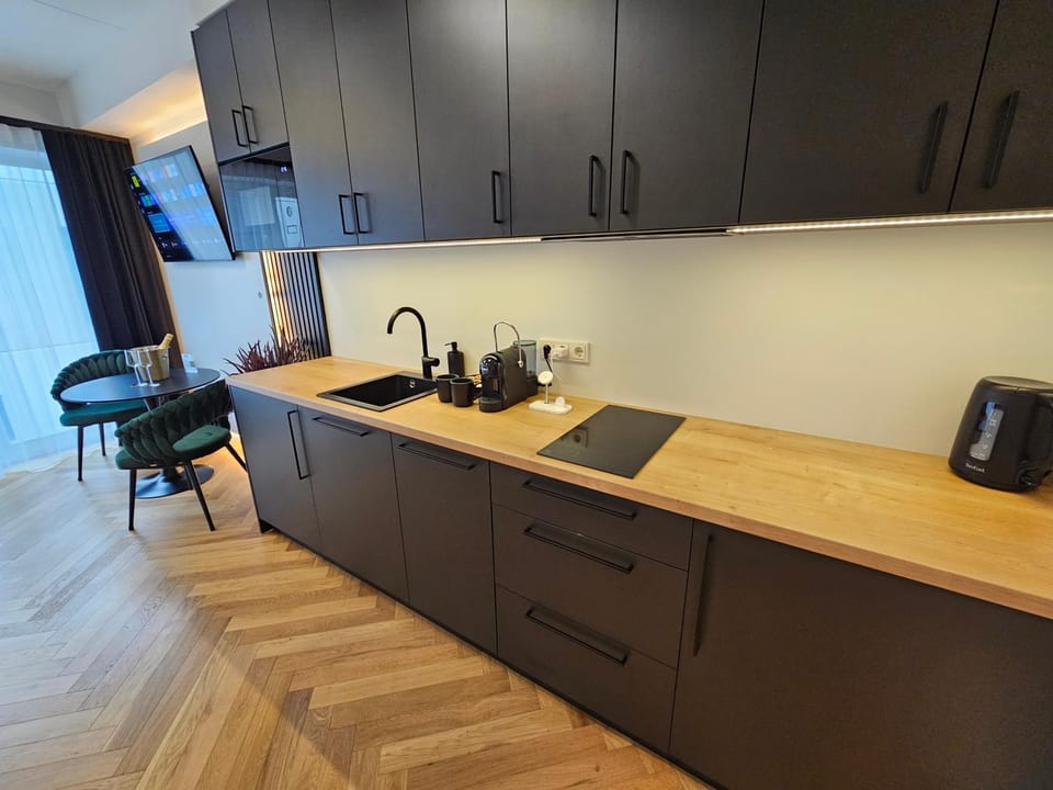 Coffee/tea facilities, Kitchen or kitchenette, dishwasher, stove