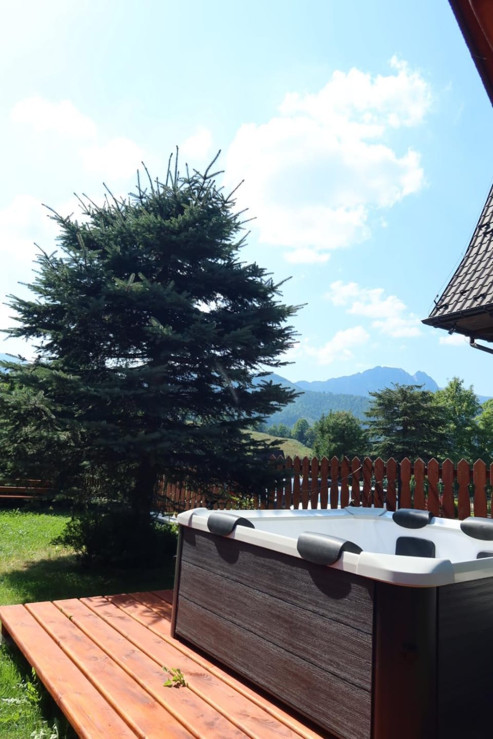 Patio, Spring, Day, Natural landscape, Garden, Balcony/Terrace, Dining area, Garden view, Mountain view