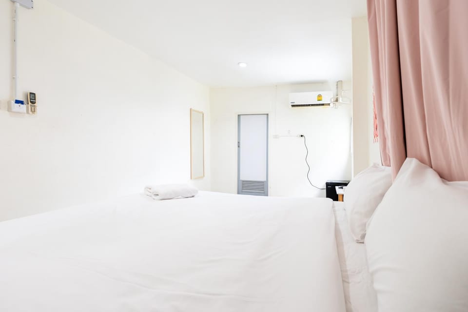 Bed, Photo of the whole room, Bedroom, towels, air conditioner