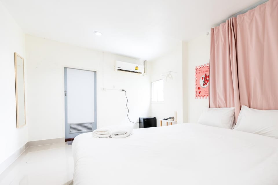 Bed, Photo of the whole room, Bedroom, towels, air conditioner