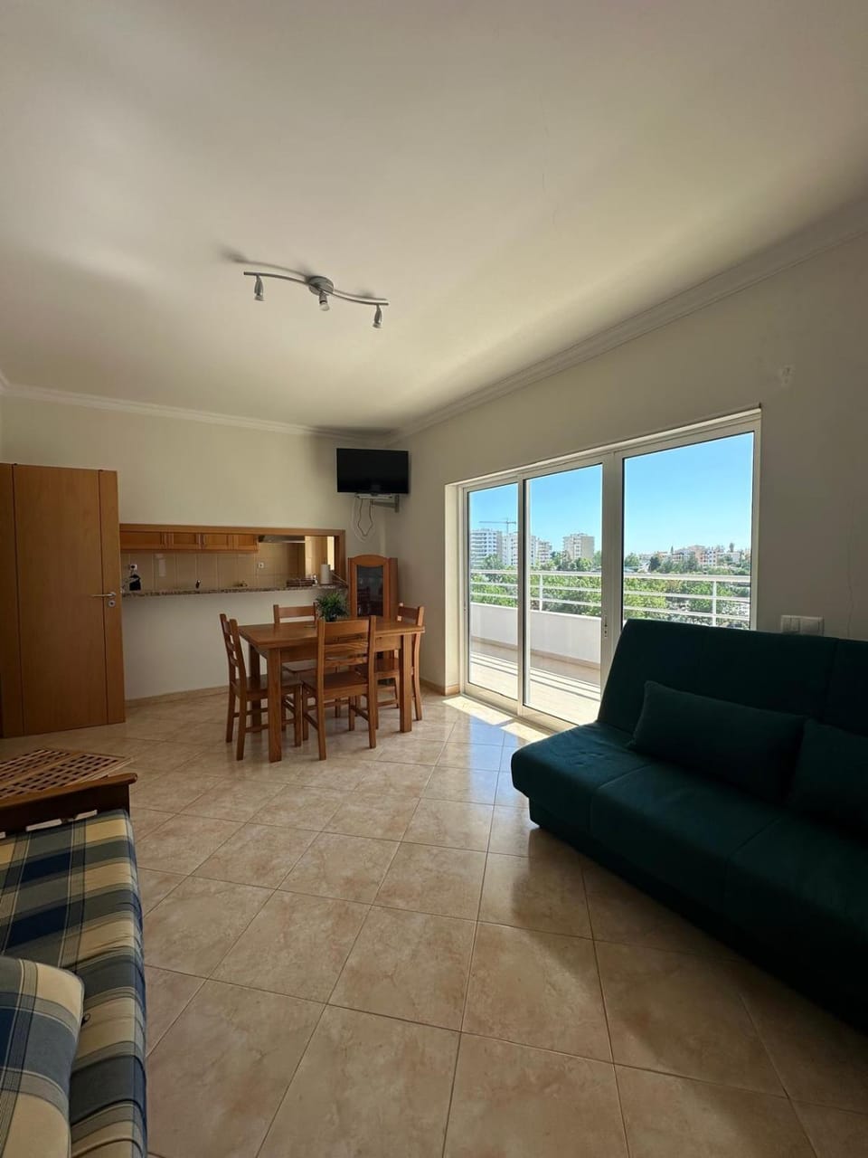 TV and multimedia, Kitchen or kitchenette, Living room, Seating area, Dining area