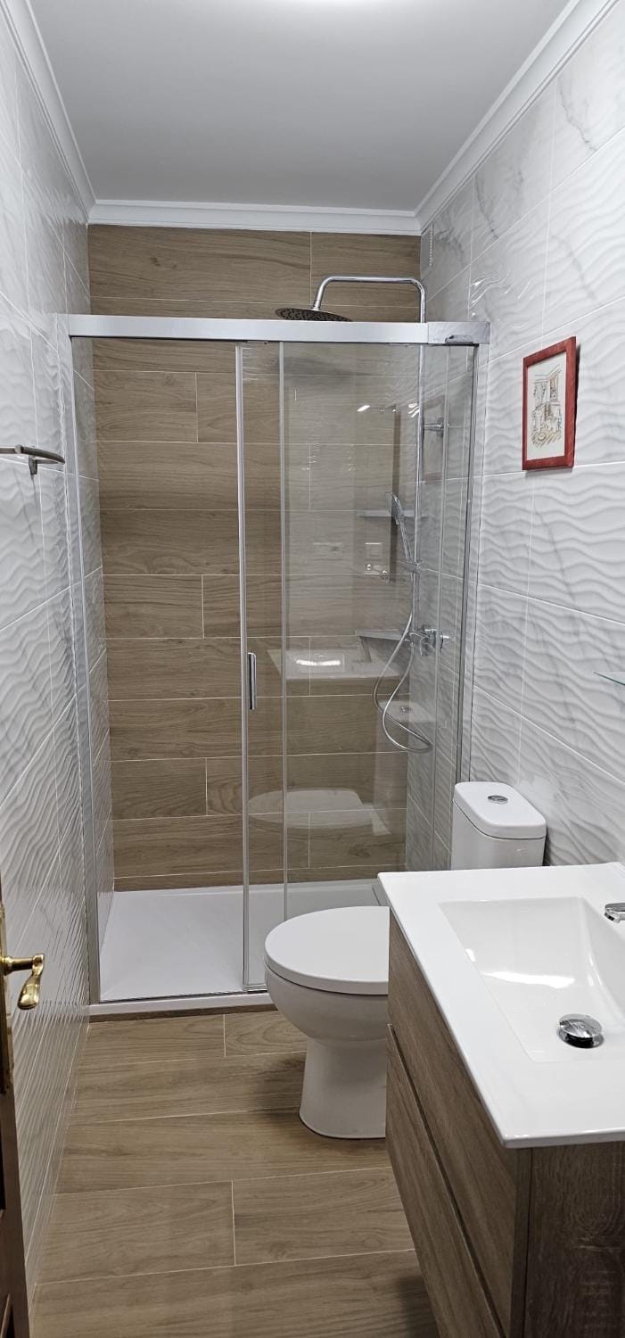 Shower, Toilet, Bathroom, towels