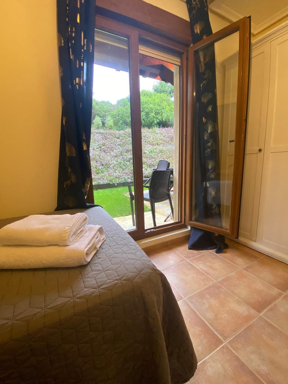 Patio, Bed, Garden, Photo of the whole room, Bedroom, Garden view