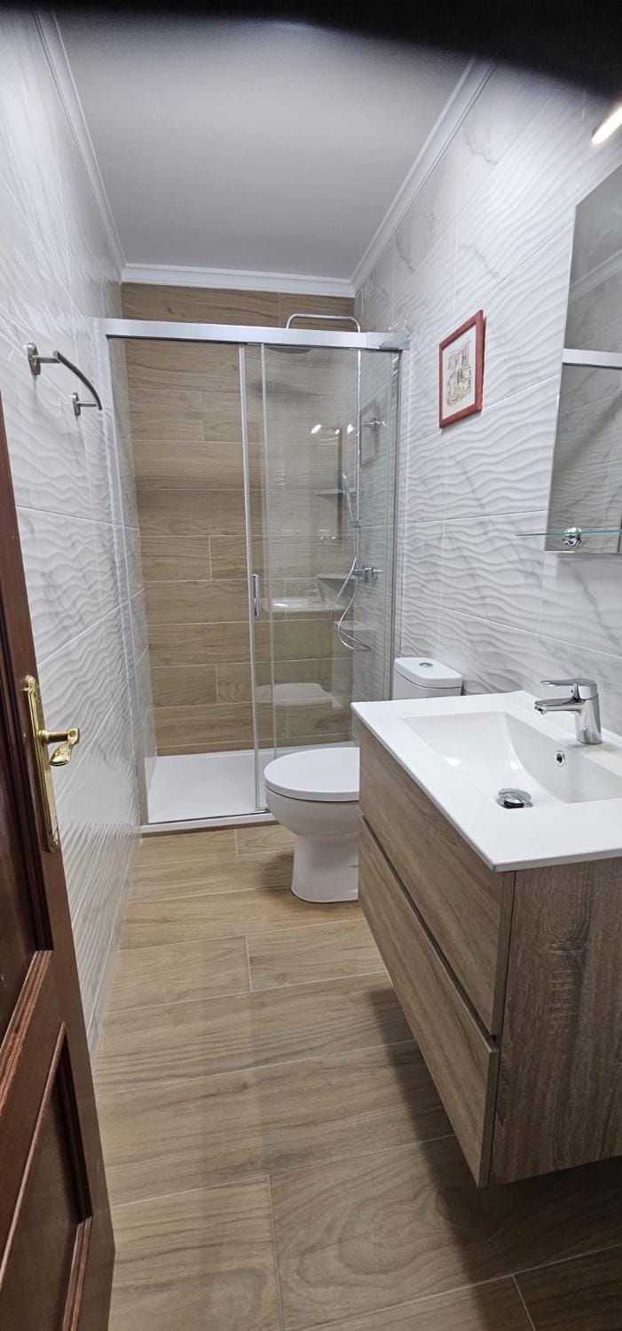 Shower, Toilet, Bathroom, towels