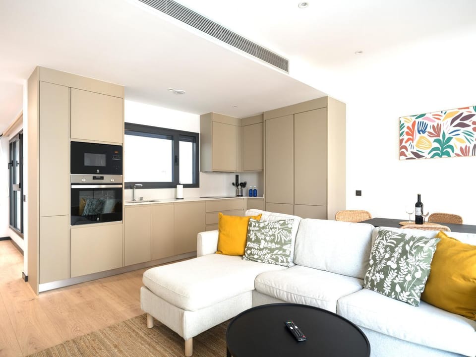 TV and multimedia, Kitchen or kitchenette, Living room, Seating area, Dining area, oven, stove