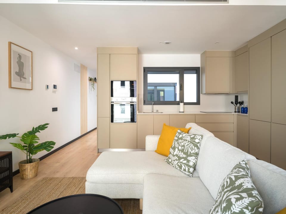 TV and multimedia, Kitchen or kitchenette, Living room, Photo of the whole room, Seating area