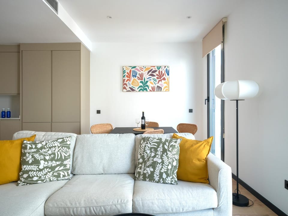 Photo of the whole room, Seating area