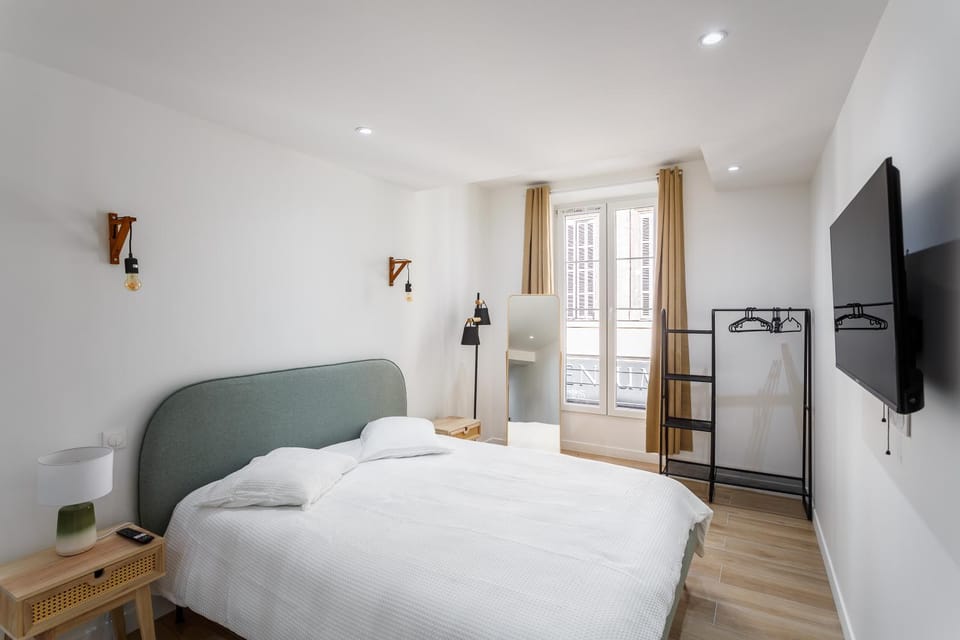 Bed, TV and multimedia, Photo of the whole room, Bedroom