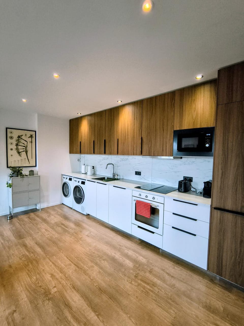Kitchen or kitchenette, dishwasher, stove