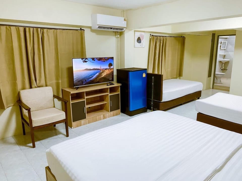 Bed, TV and multimedia, Photo of the whole room, Seating area, Bedroom