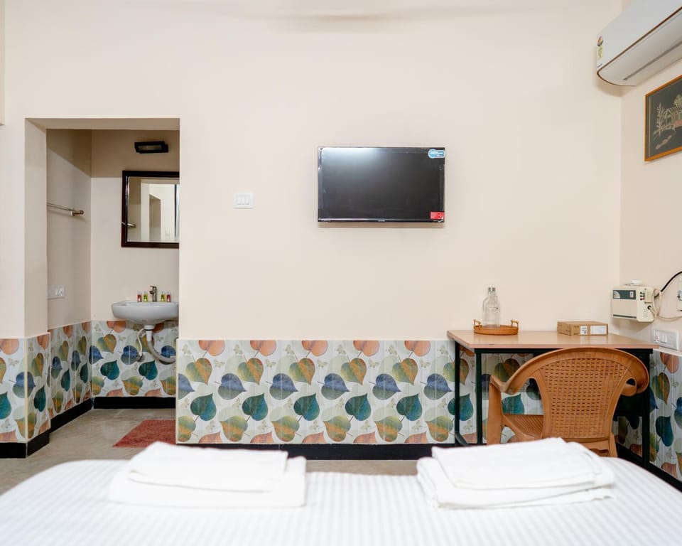 Bed, TV and multimedia, Bedroom