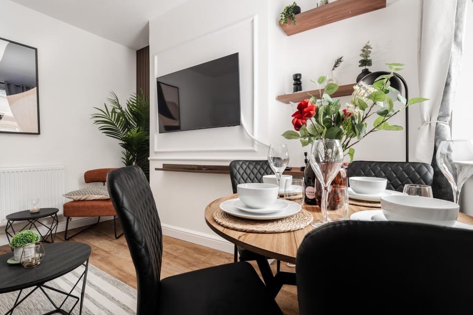 Communal lounge/ TV room, TV and multimedia, Dining area, Evening entertainment
