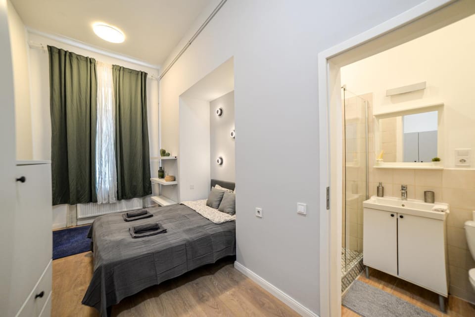 Bed, Bathroom