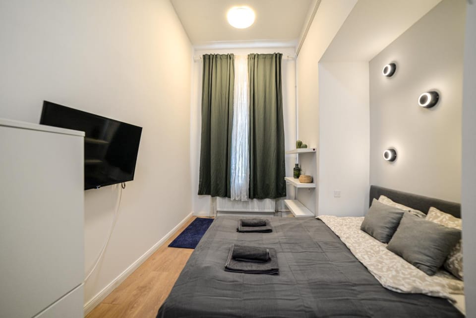 Bed, TV and multimedia, Bedroom, towels