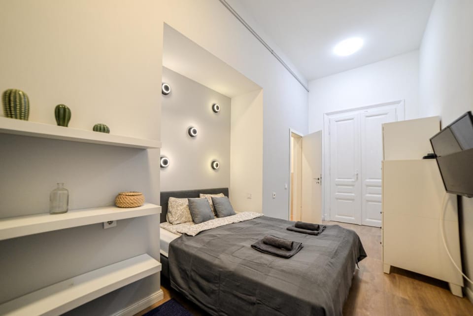 Bed, TV and multimedia, Bedroom
